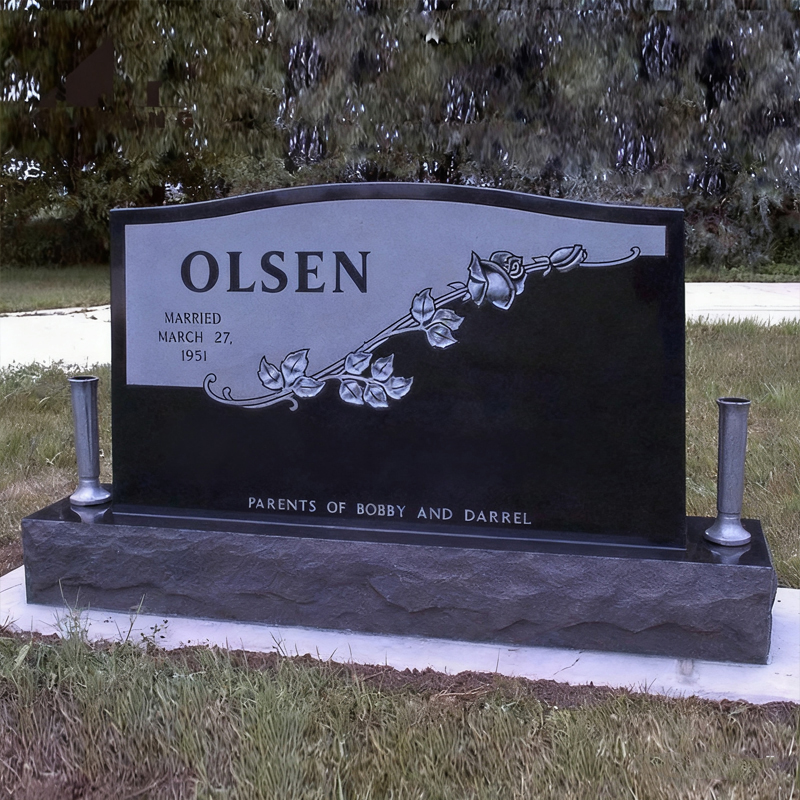 Schwarz-weiß kontrastierender Marmorgrabstein mit Rosenmuster