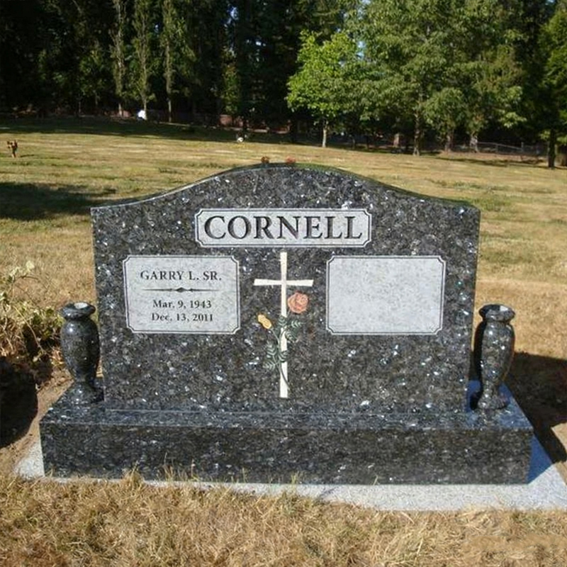 Begleitgrabstein aus Granit mit Kreuzrosenmuster