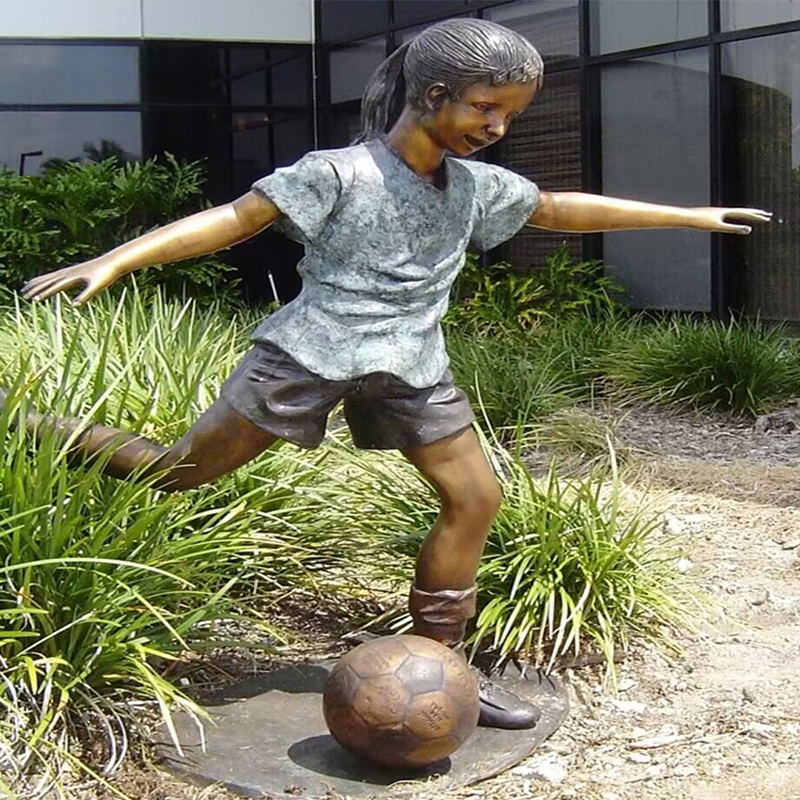 Bronzene Fußballmädchen-Skulptur