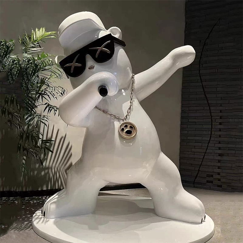 Designer-Spielzeugskulptur „Rapper Bear“.