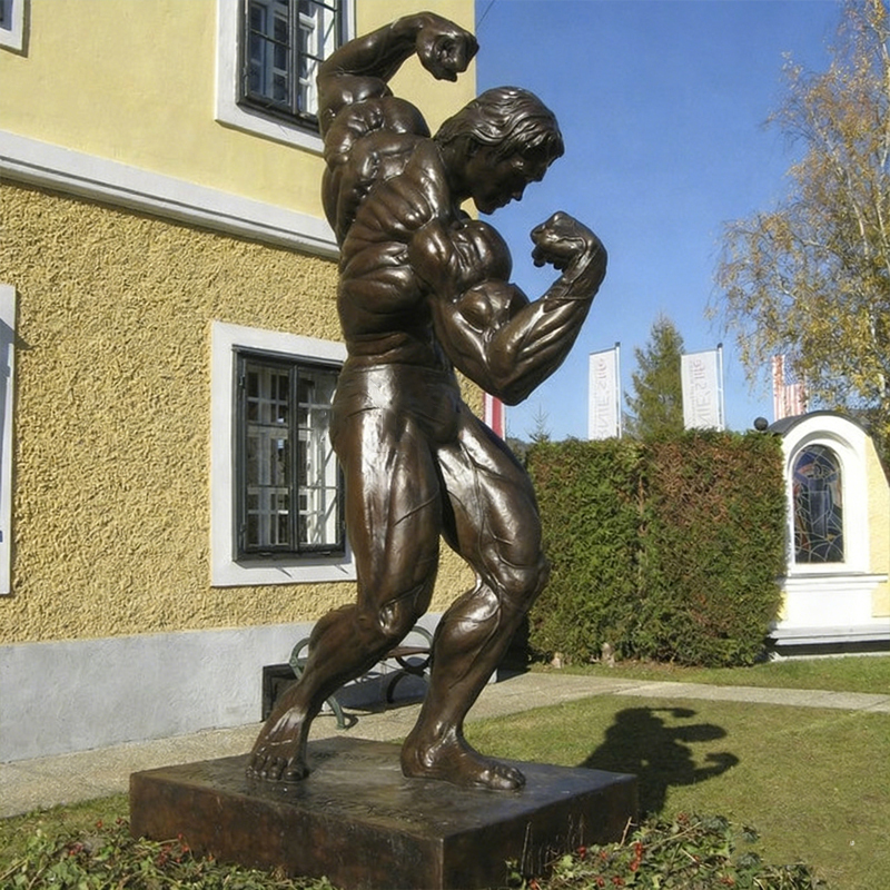 Lebensgroße muskulöse männliche Skulptur aus Bronze