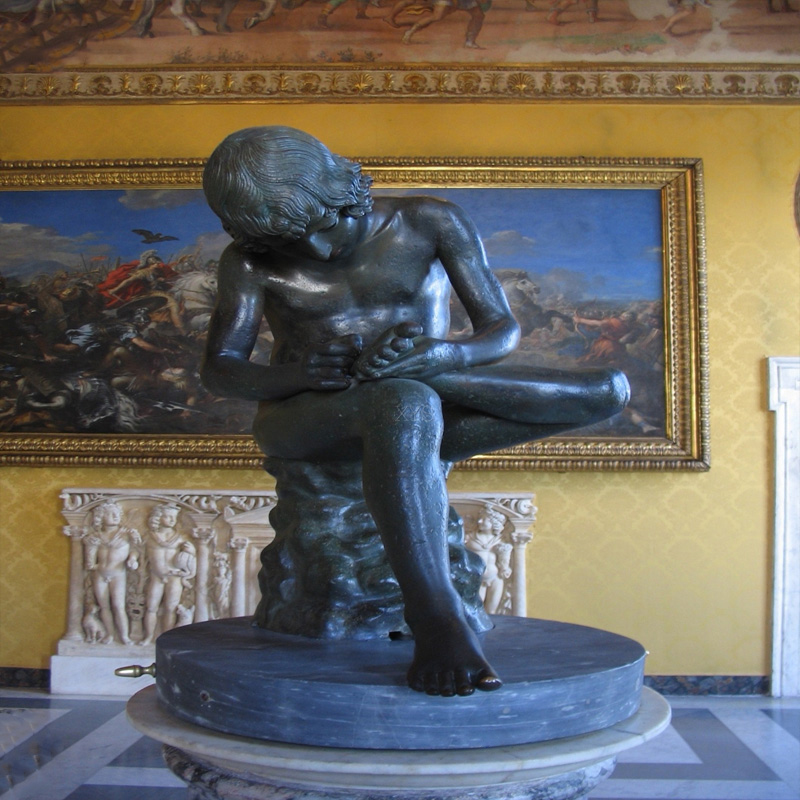 Robuste menschliche Marmorskulptur für den Außenbereich eines Jungen, der sich einen Dorn aus dem Fuß zieht, europäisches Design