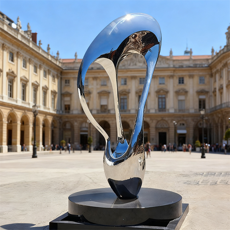 Skulptur aus hochglanzpoliertem Edelstahl