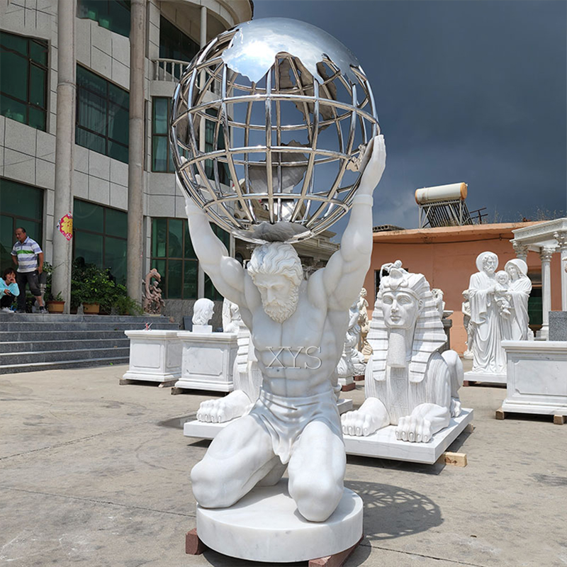 Atlas-Skulptur aus steingeschnitztem Globus